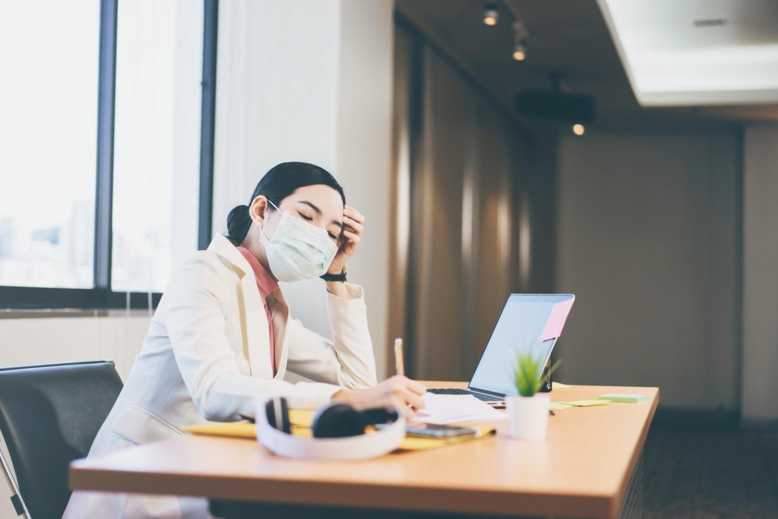 Studierende arbeiten gemeinsam an SEO-Projekten mit modernen Tools und Laptops