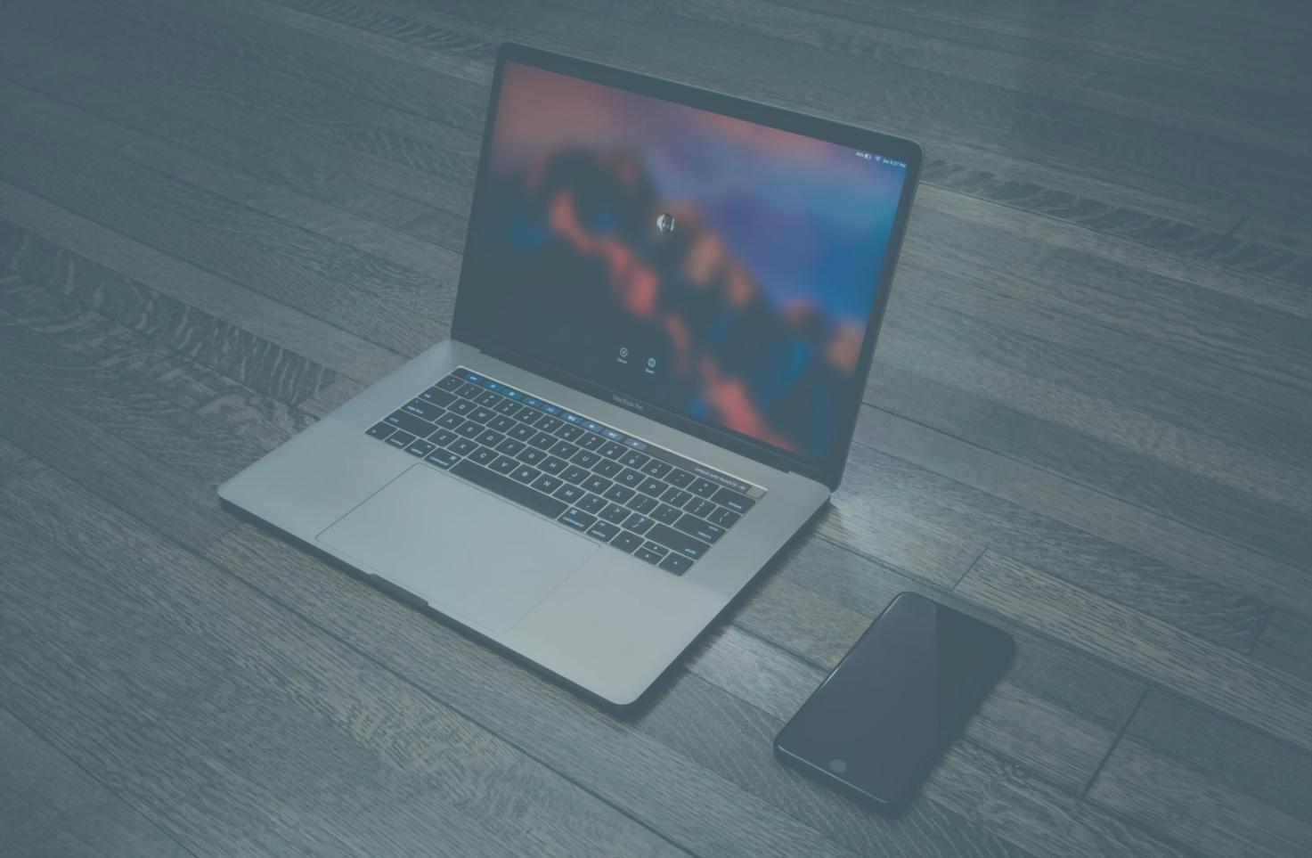 Team analysiert SEO-Metriken auf großem Monitor mit verschiedenen Diagrammen